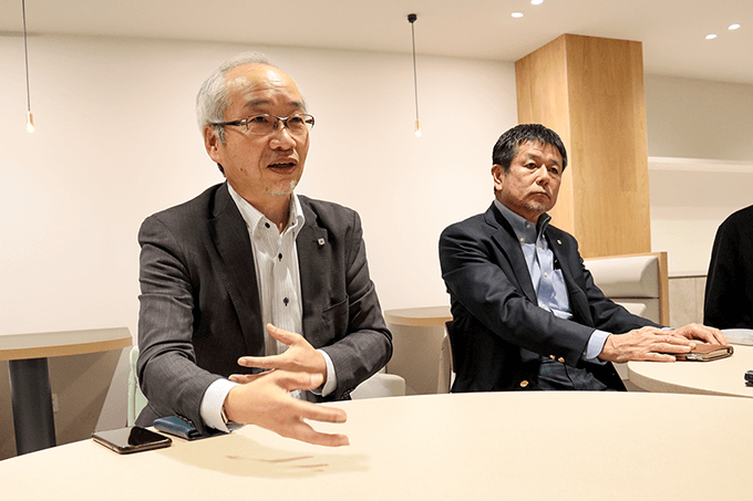 導入前の課題について話す永岑様（左）